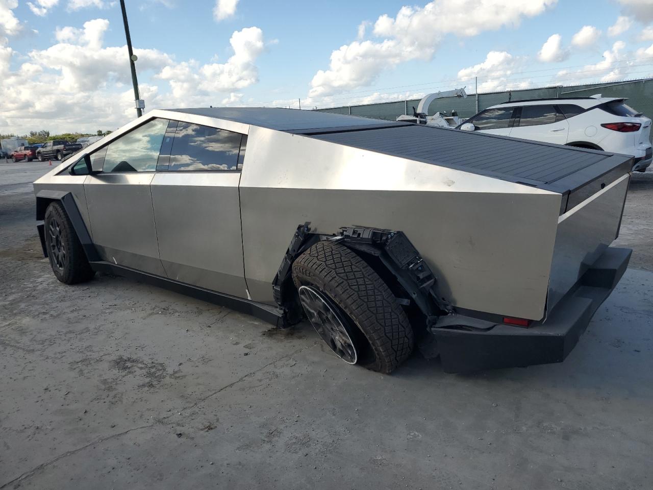 2024 TESLA CYBERTRUCK  VIN:7G2CEHEE6RA026631