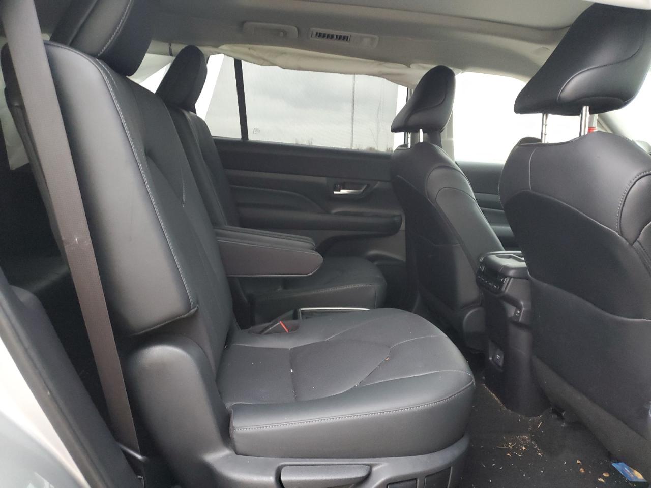 2024 TOYOTA GRAND HIGHLANDER XLE VIN:5TDAAAB59RS031998