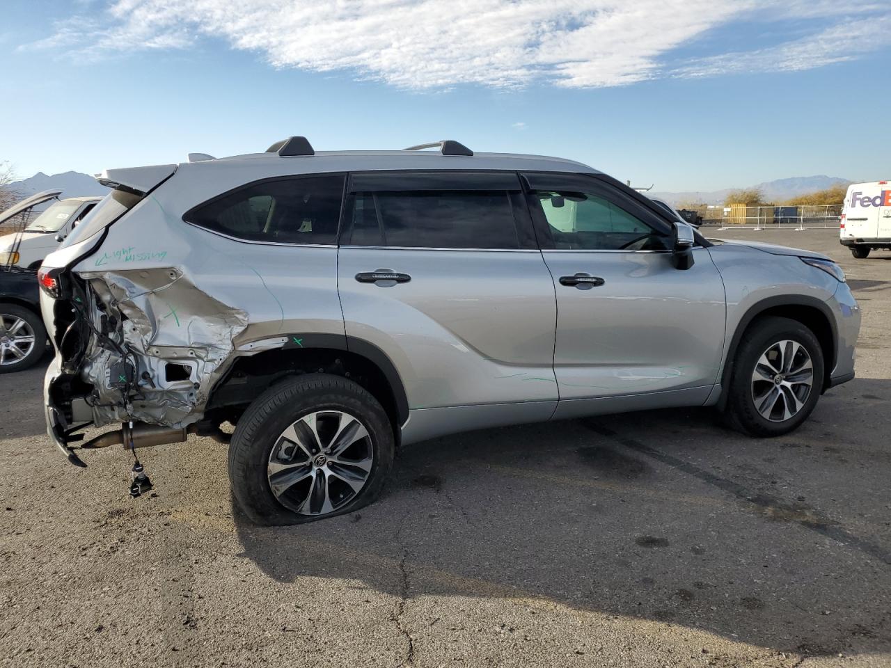2022 TOYOTA HIGHLANDER XLE VIN:5TDHZRBH1NS586955