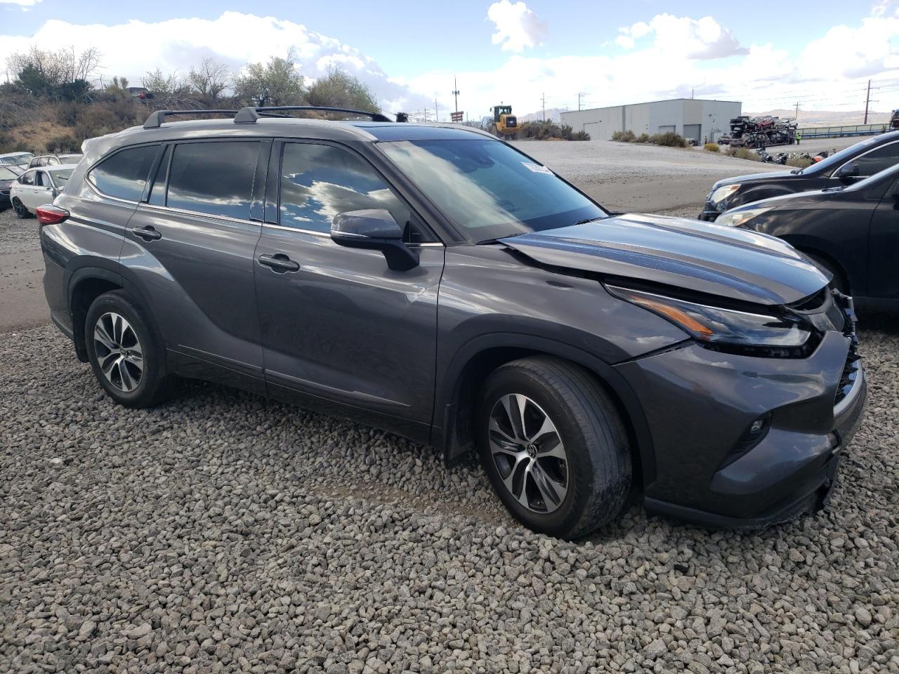 2022 TOYOTA HIGHLANDER XLE VIN:5TDHZRBH7NS238996