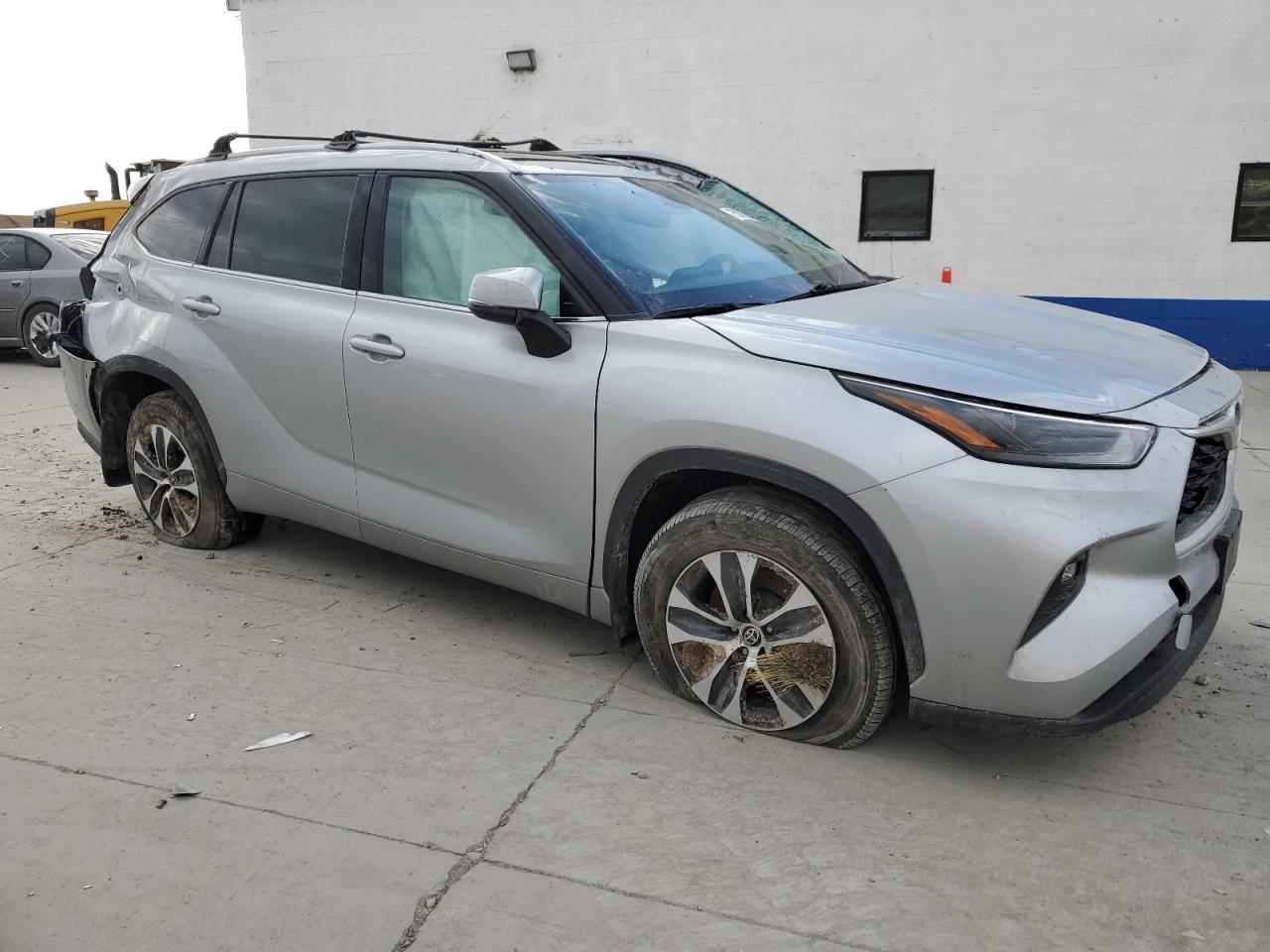 2022 TOYOTA HIGHLANDER XLE VIN:5TDGZRBH1NS176815