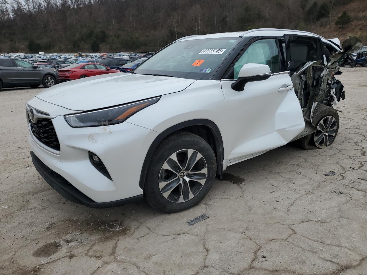 2022 TOYOTA HIGHLANDER XLE VIN:5TDGZRBH4NS576979