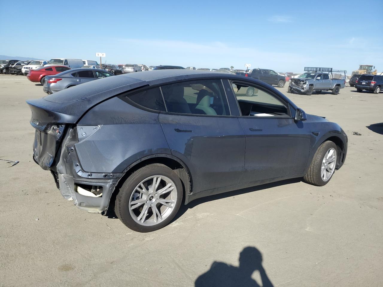 2024 TESLA MODEL Y  VIN:7SAYGDEE9RA215563