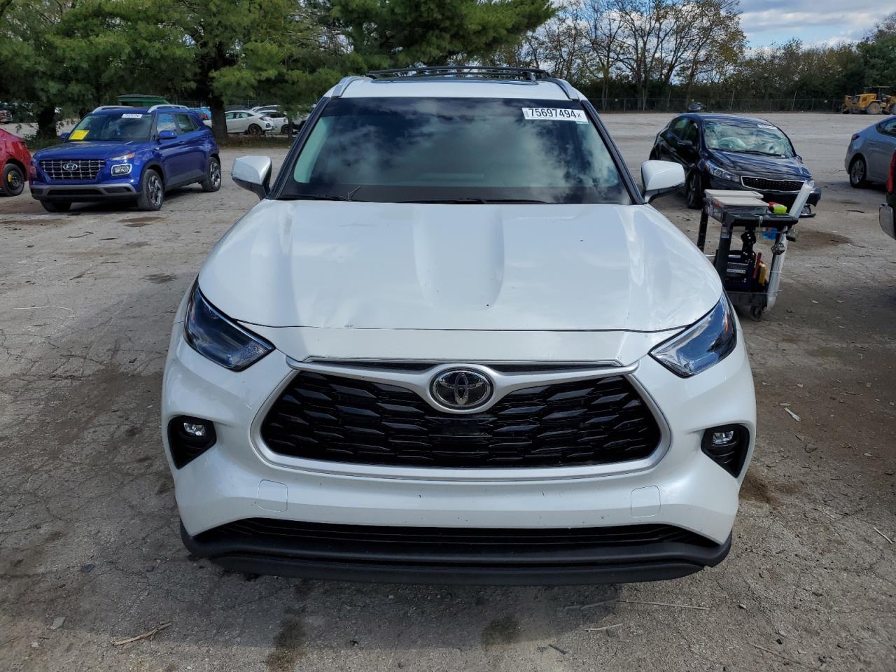 2022 TOYOTA HIGHLANDER XLE VIN:5TDGZRBH8NS244219