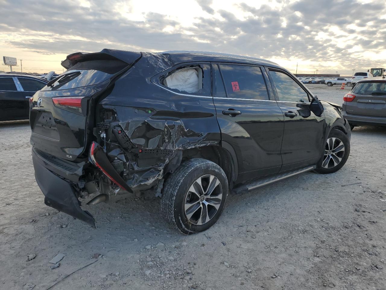 2022 TOYOTA HIGHLANDER XLE VIN:5TDGZRAH2NS141248
