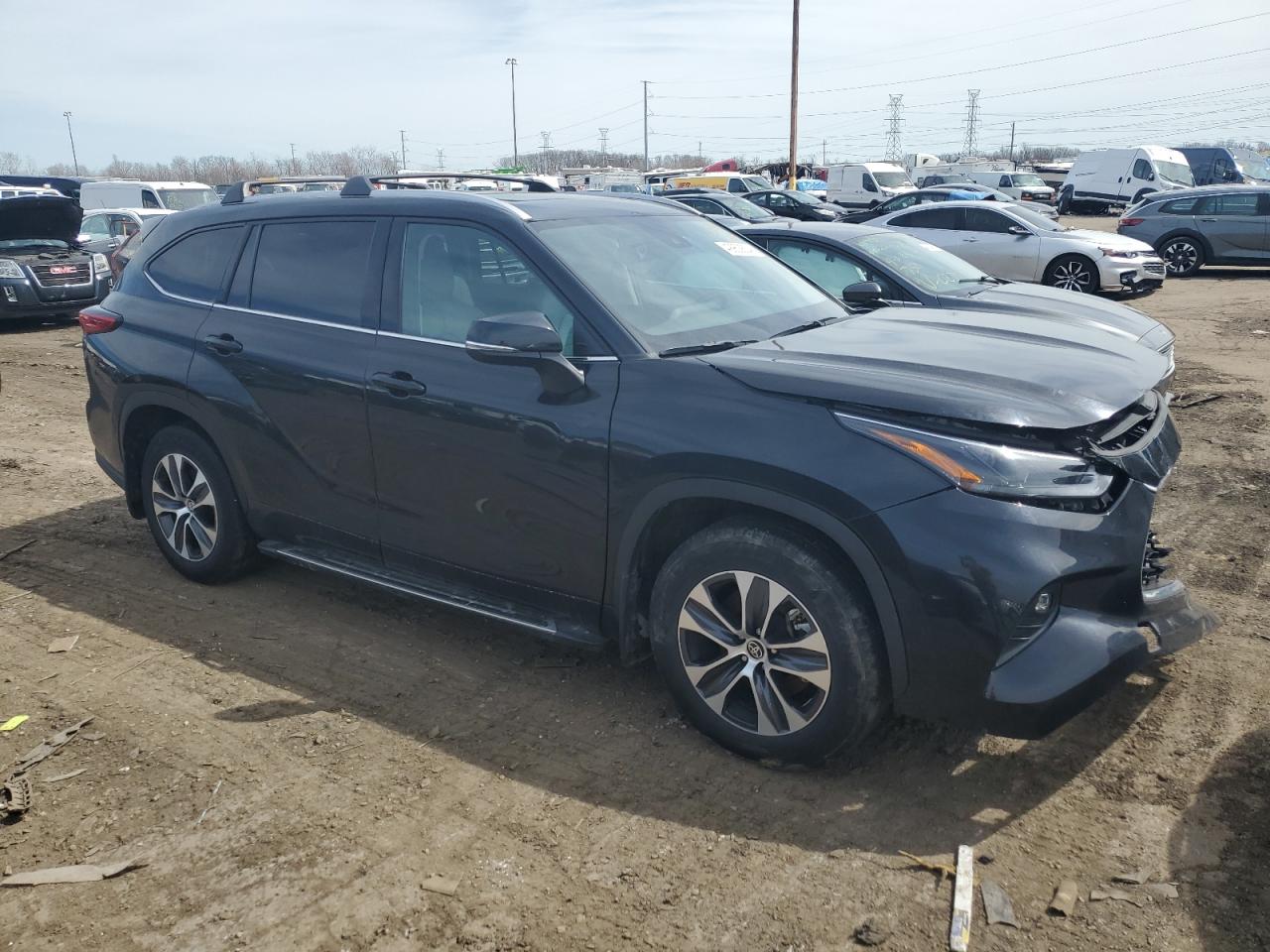 2022 TOYOTA HIGHLANDER XLE VIN:5TDGZRBH3NS575029