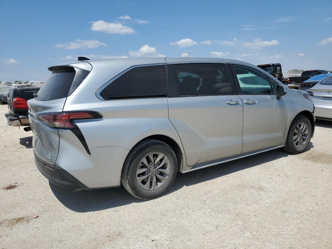 2022 TOYOTA SIENNA XLE VIN:5TDYRKEC4NS126745