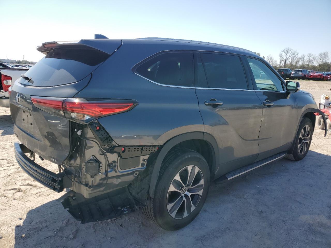 2022 TOYOTA HIGHLANDER XLE VIN:5TDGZRAH8NS557577