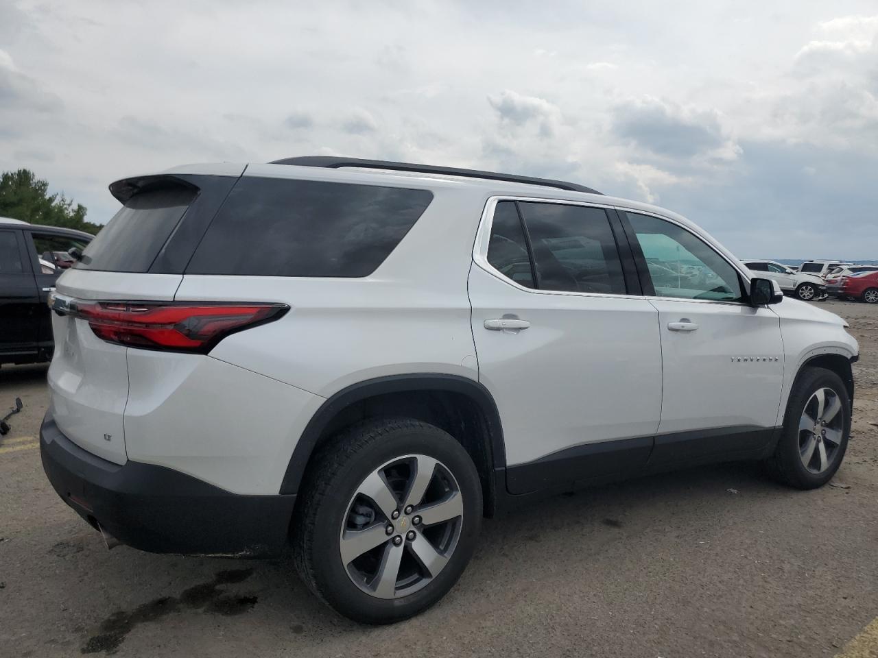 2022 CHEVROLET TRAVERSE LT VIN:1GNEVHKW5NJ135832