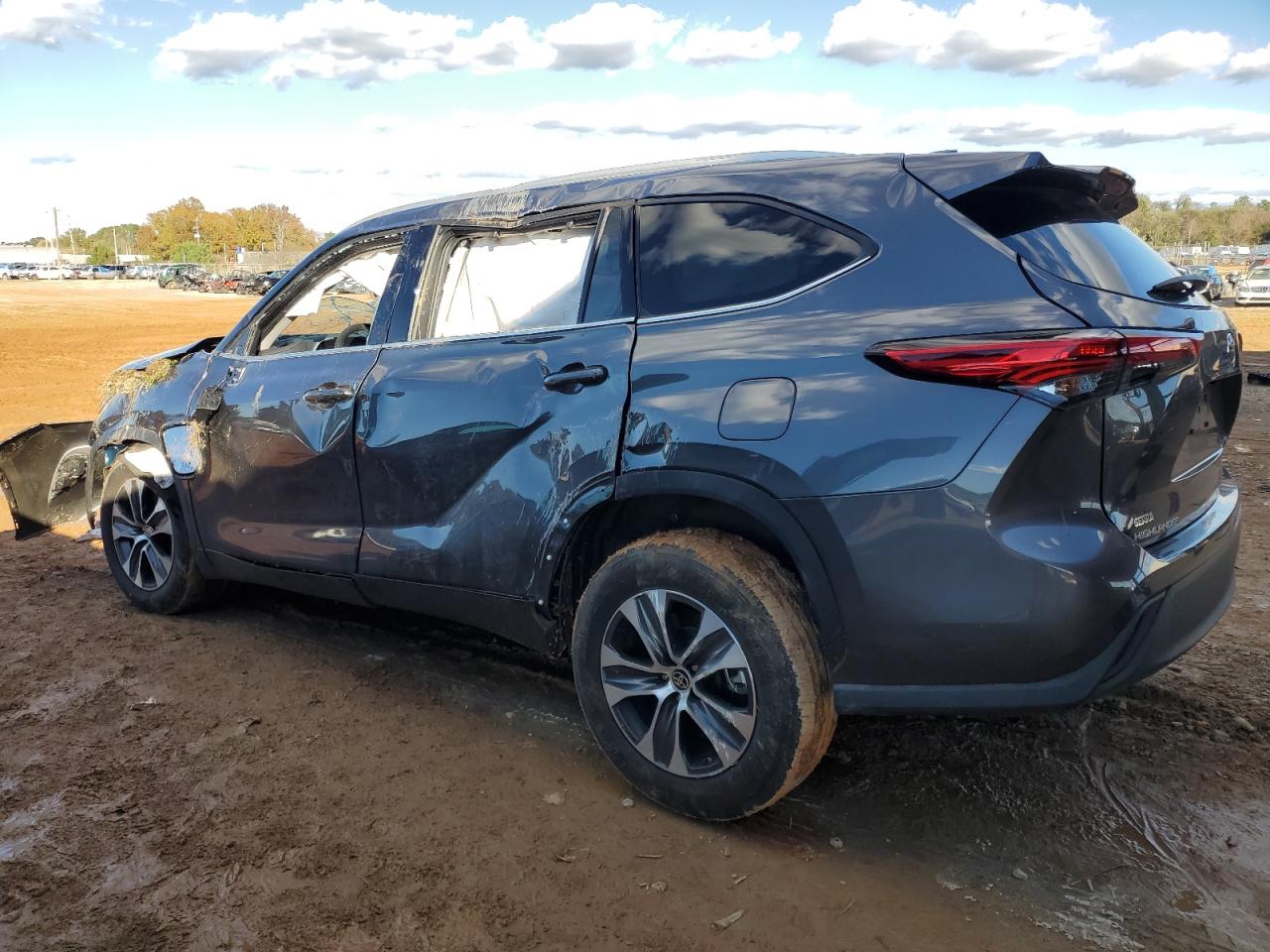 2022 TOYOTA HIGHLANDER XLE VIN:5TDGZRAH2NS140715