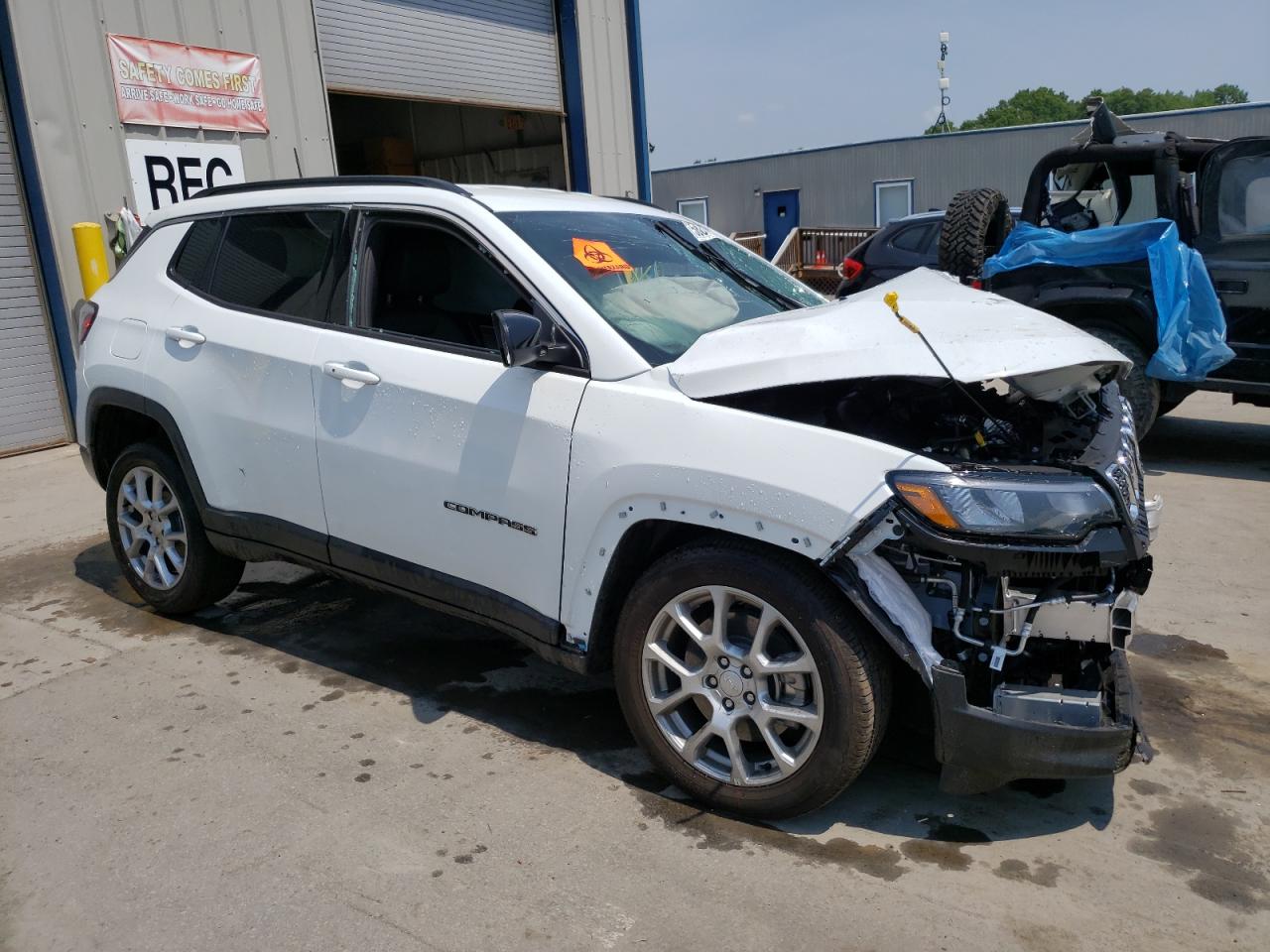 2024 JEEP COMPASS LATITUDE LUX VIN:3C4NJDFNXRT134057