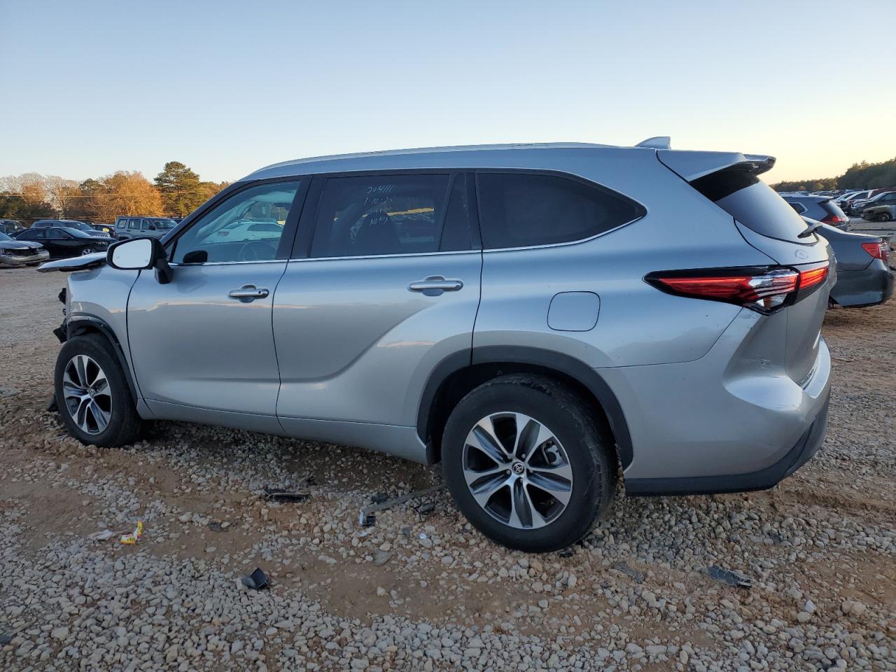 2022 TOYOTA HIGHLANDER XLE VIN:5TDGZRAH5NS140157