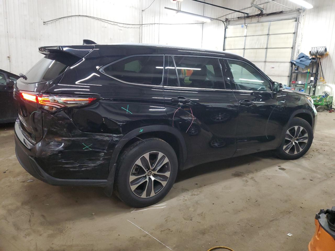 2022 TOYOTA HIGHLANDER XLE VIN:5TDGZRBH1NS213216