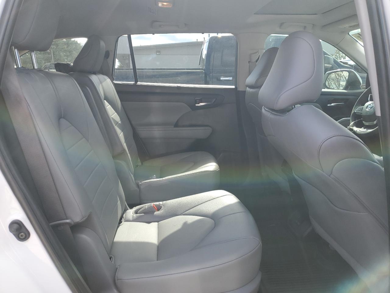 2022 TOYOTA HIGHLANDER XLE VIN:5TDGZRBH8NS244219
