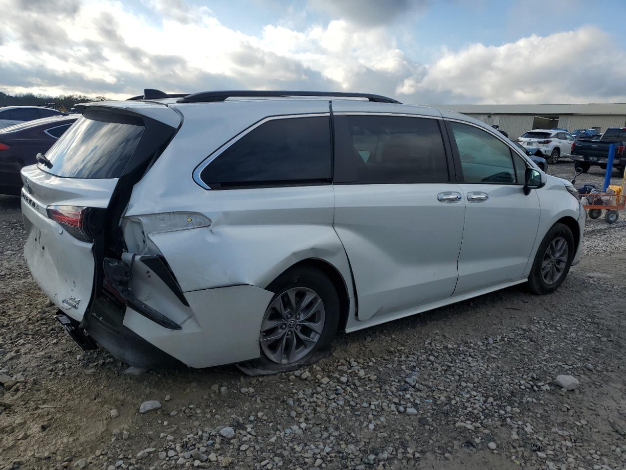 2022 TOYOTA SIENNA XLE VIN:5TDJRKEC2NS134974