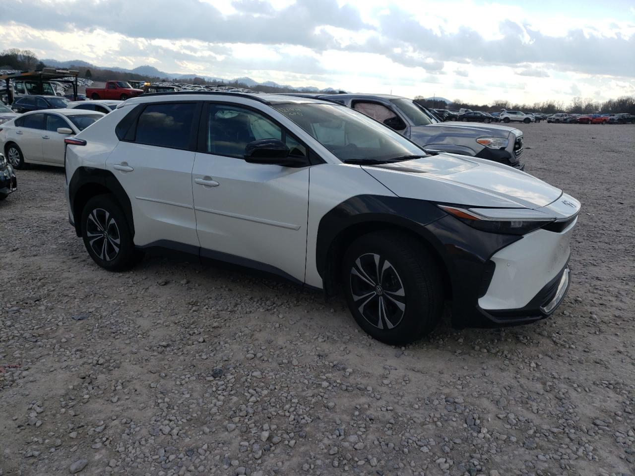 2024 TOYOTA BZ4X XLE VIN:JTMABACA9RA071455