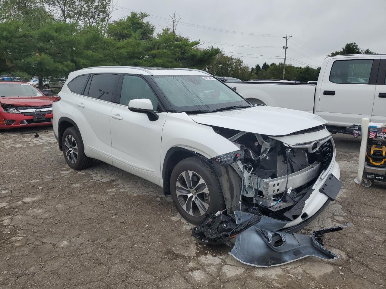 2022 TOYOTA HIGHLANDER XLE VIN:5TDHZRBH7NS235919