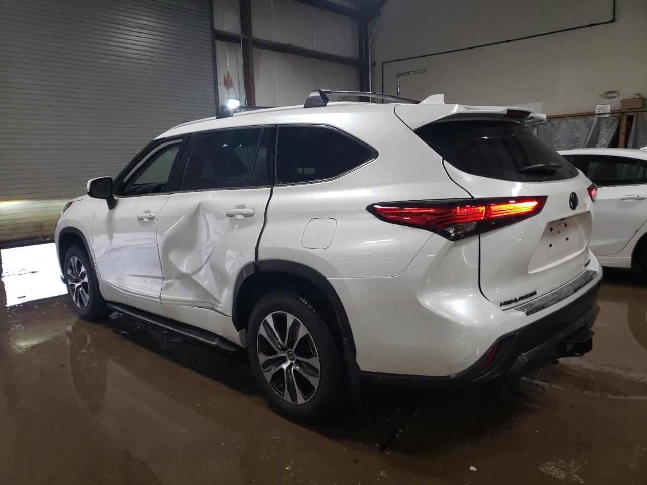 2022 TOYOTA HIGHLANDER XLE VIN:5TDHZRBH6NS165765