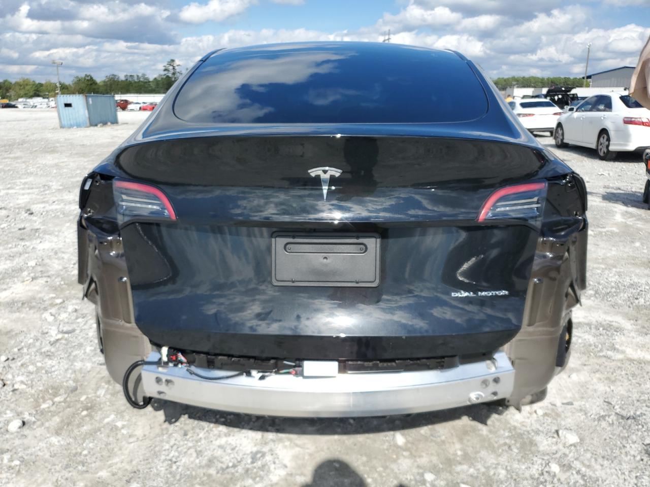 2024 TESLA MODEL Y  VIN:7SAYGDEE0RA241839