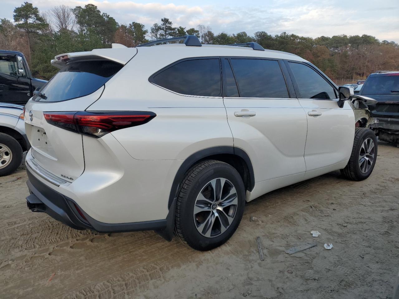 2022 TOYOTA HIGHLANDER XLE VIN:5TDGZRBH1NS165345