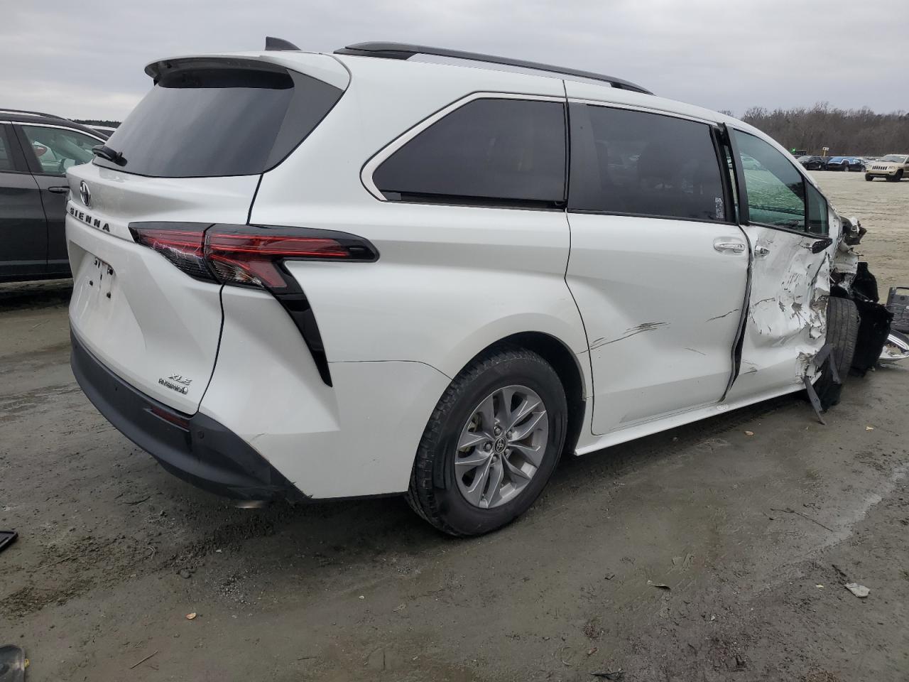 2022 TOYOTA SIENNA XLE VIN:5TDYRKEC6NS104357