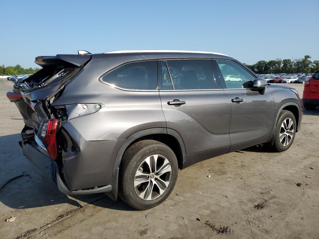 2022 TOYOTA HIGHLANDER XLE VIN:5TDGZRBH6NS568883