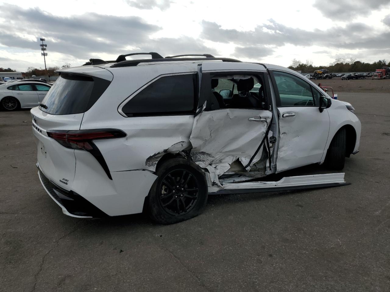 2022 TOYOTA SIENNA XSE VIN:5TDDSKFC7NS052495