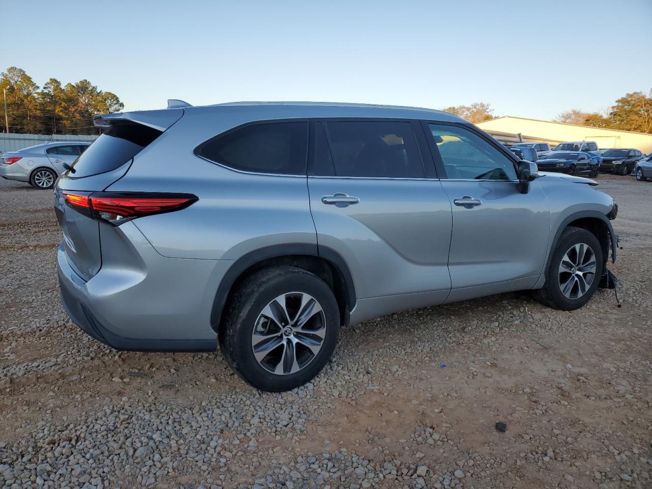 2022 TOYOTA HIGHLANDER XLE VIN:5TDGZRAH5NS140157