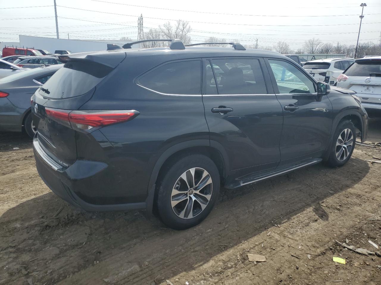 2022 TOYOTA HIGHLANDER XLE VIN:5TDGZRBH3NS575029
