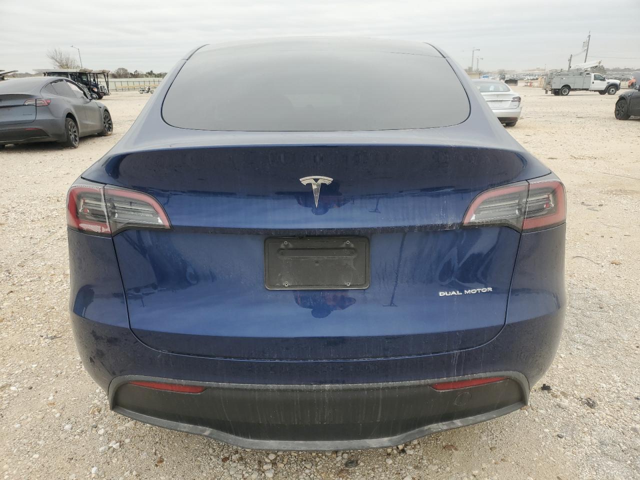 2024 TESLA MODEL Y  VIN:7SAYGDEE8RA270456