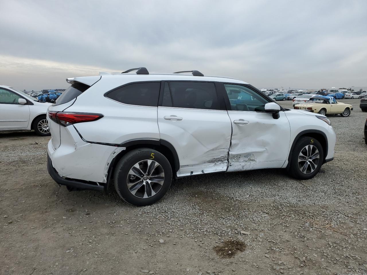2022 TOYOTA HIGHLANDER XLE VIN:5TDHZRAH5NS549148