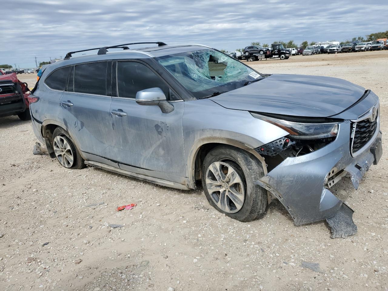 2022 TOYOTA HIGHLANDER XLE VIN:5TDGZRAH8NS138046