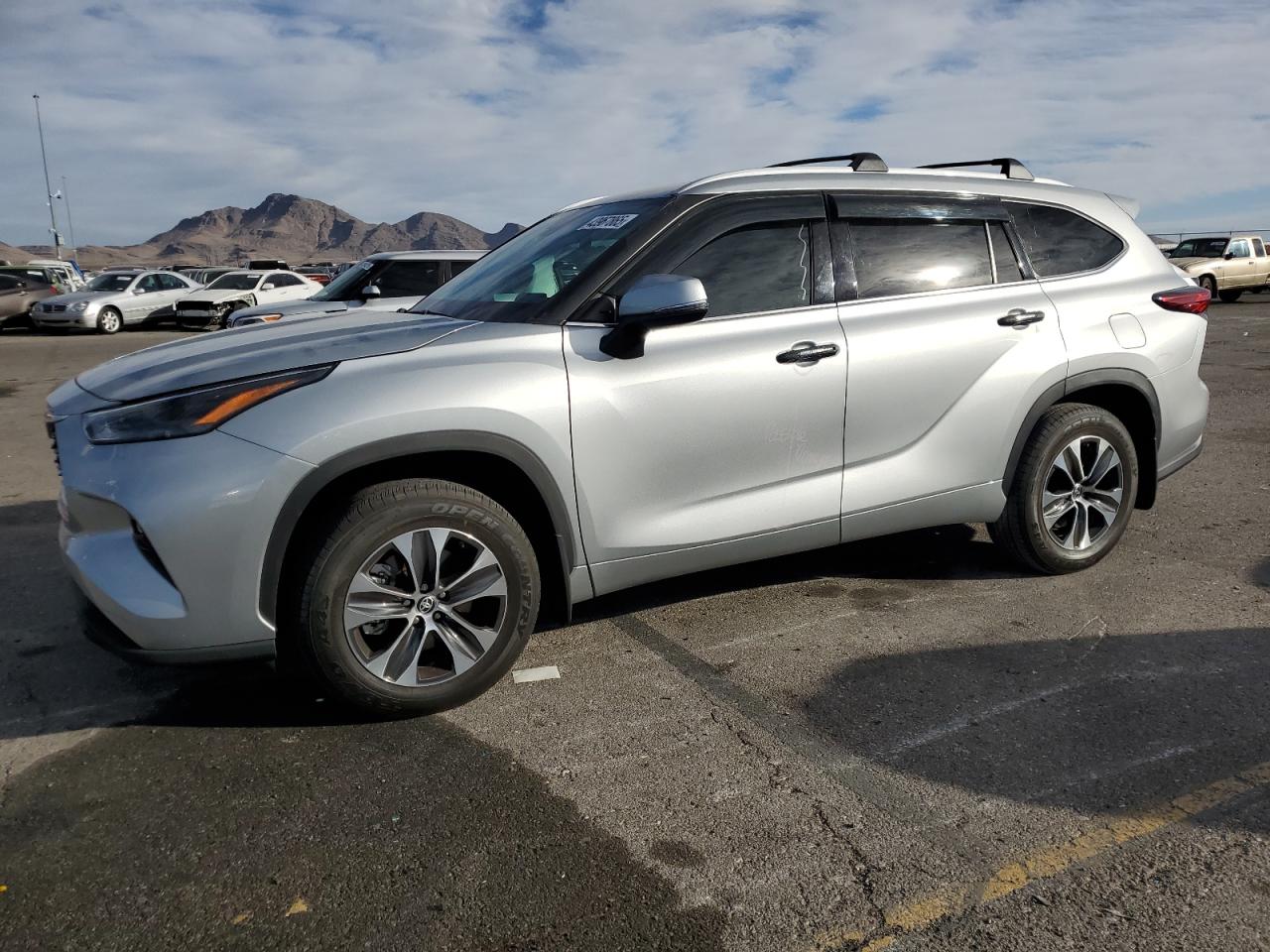 2022 TOYOTA HIGHLANDER XLE VIN:5TDHZRBH1NS586955