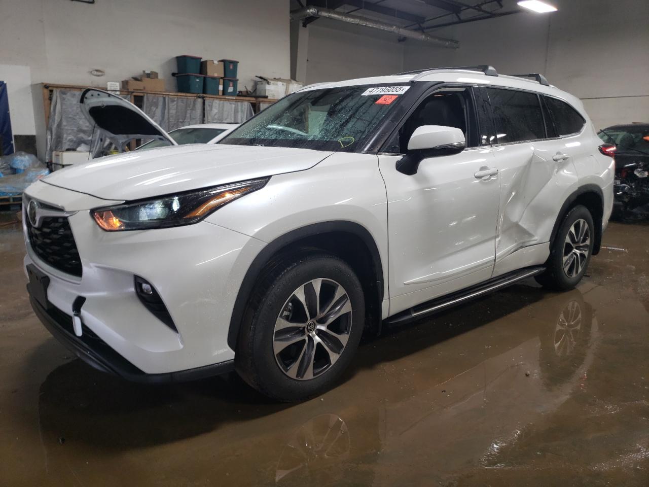 2022 TOYOTA HIGHLANDER XLE VIN:5TDHZRBH6NS165765
