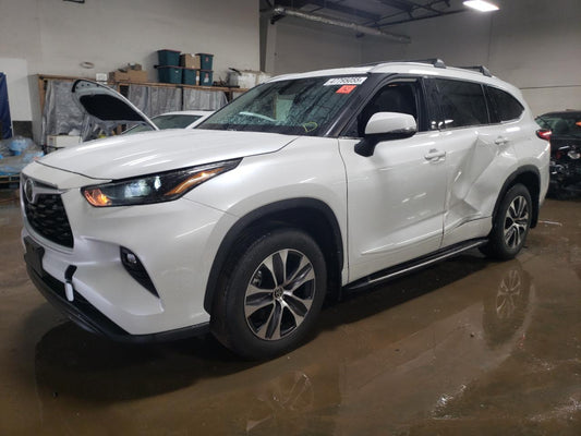 2022 TOYOTA HIGHLANDER XLE VIN:5TDHZRBH6NS165765