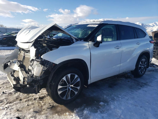 2022 TOYOTA HIGHLANDER XLE VIN:5TDGZRBH2NS227349