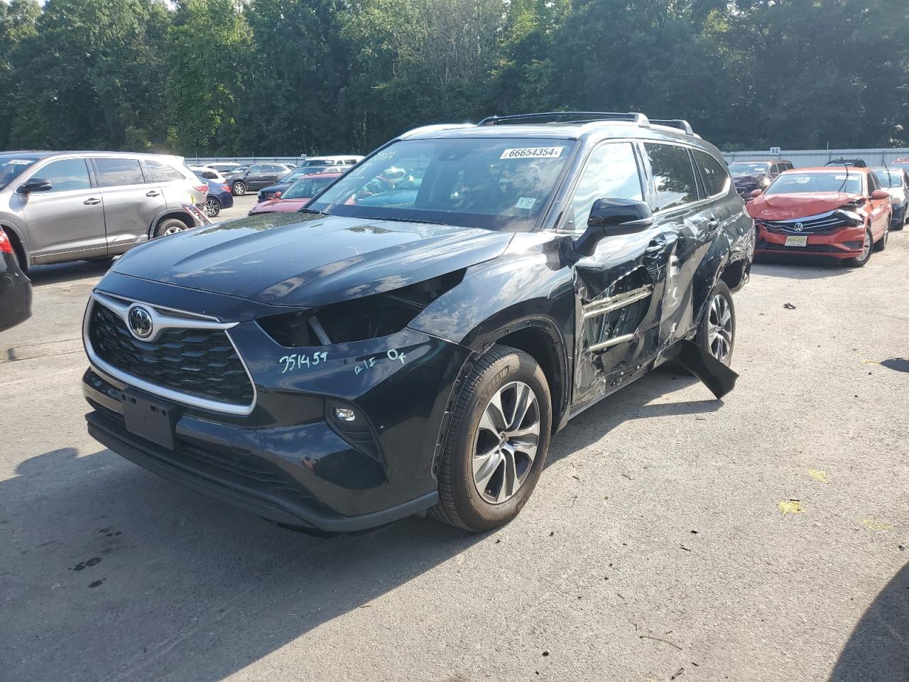 2022 TOYOTA HIGHLANDER XLE VIN:5TDHZRBH4NS581877