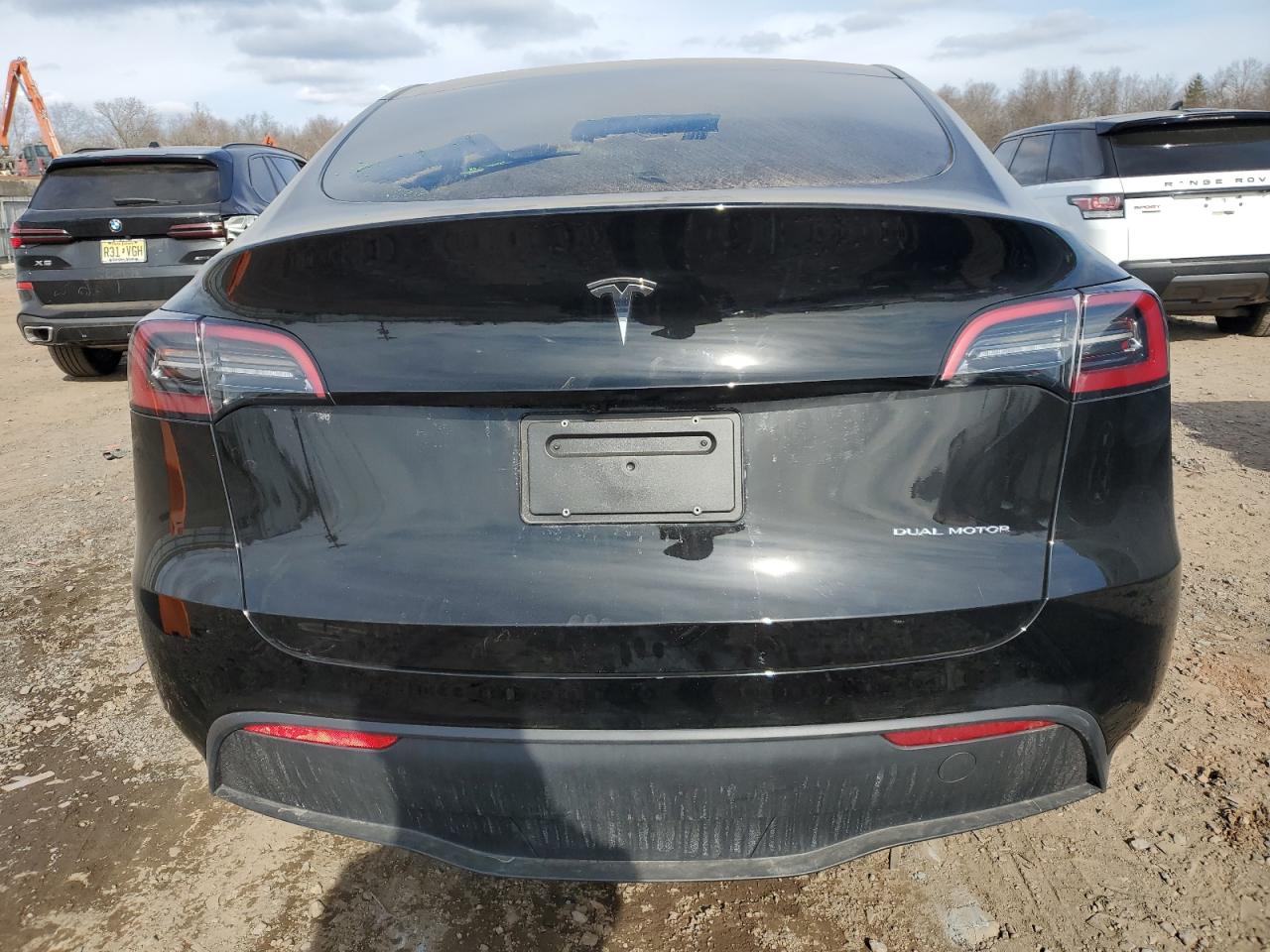 2024 TESLA MODEL Y  VIN:7SAYGDEE1RA305600