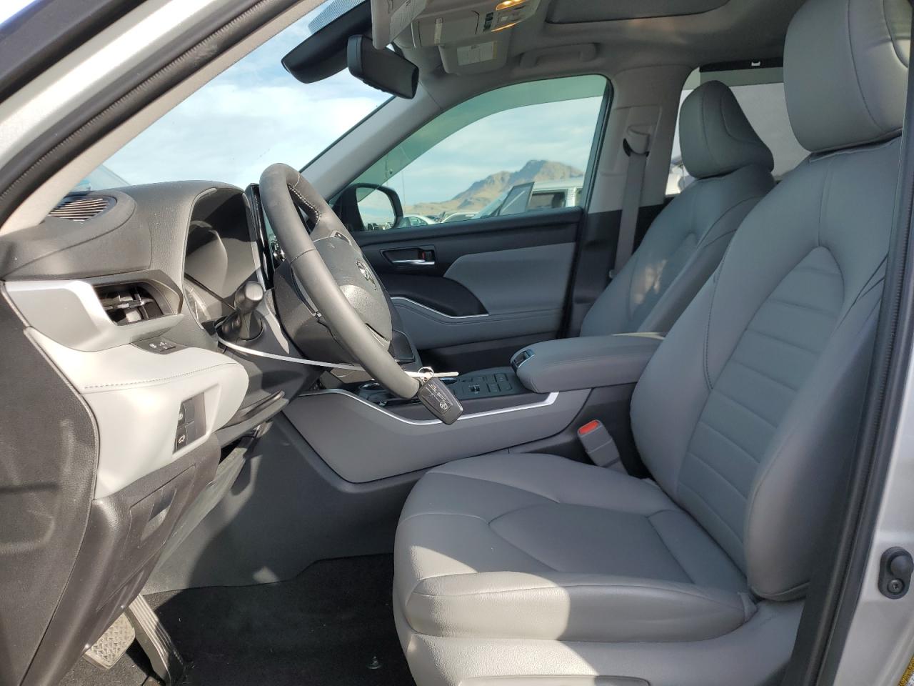 2022 TOYOTA HIGHLANDER XLE VIN:5TDHZRBH1NS586955