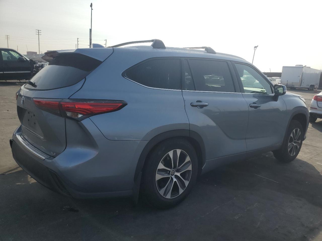 2022 TOYOTA HIGHLANDER XLE VIN:5TDHZRAH6NS098358