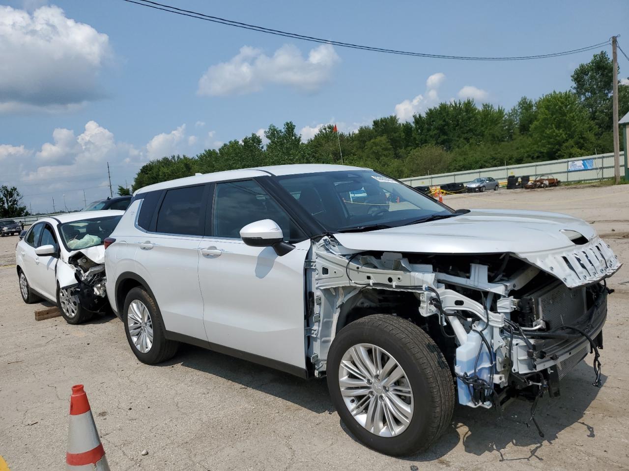 2023 MITSUBISHI OUTLANDER ES VIN:JA4J4TA88PZ028191