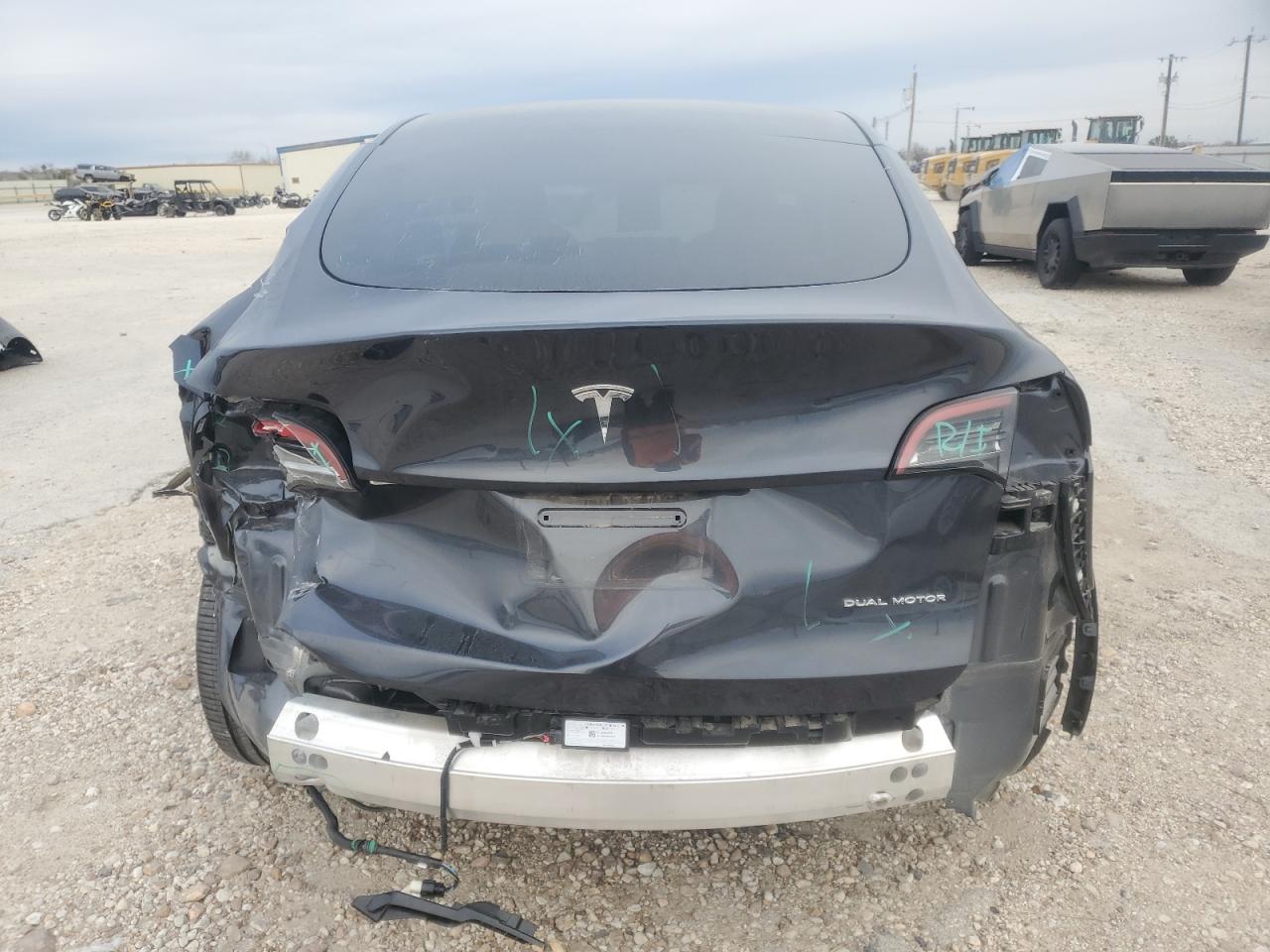 2024 TESLA MODEL Y  VIN:7SAYGDEE1RA235662