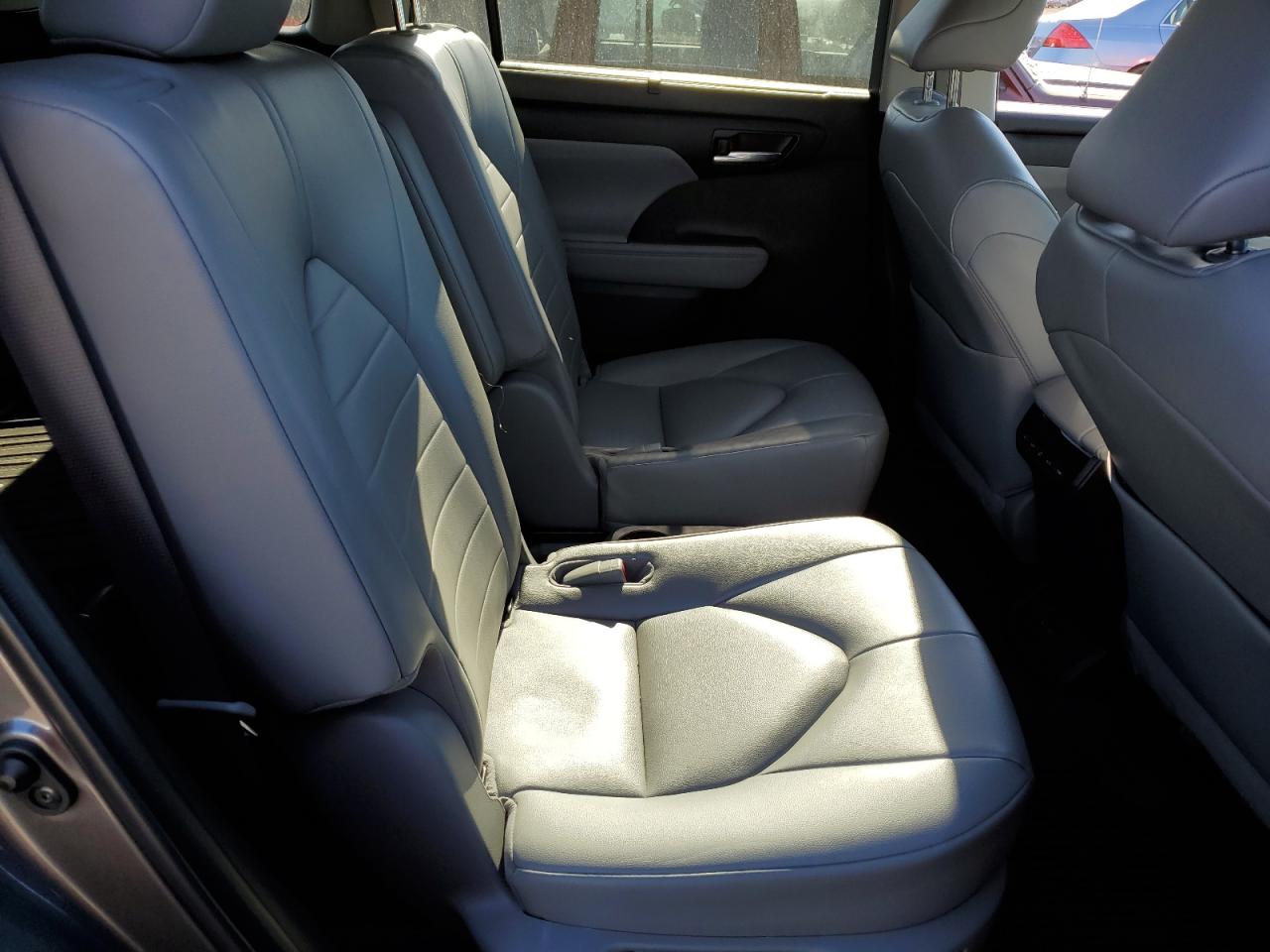 2022 TOYOTA HIGHLANDER XLE VIN:5TDHZRBH1NS582470