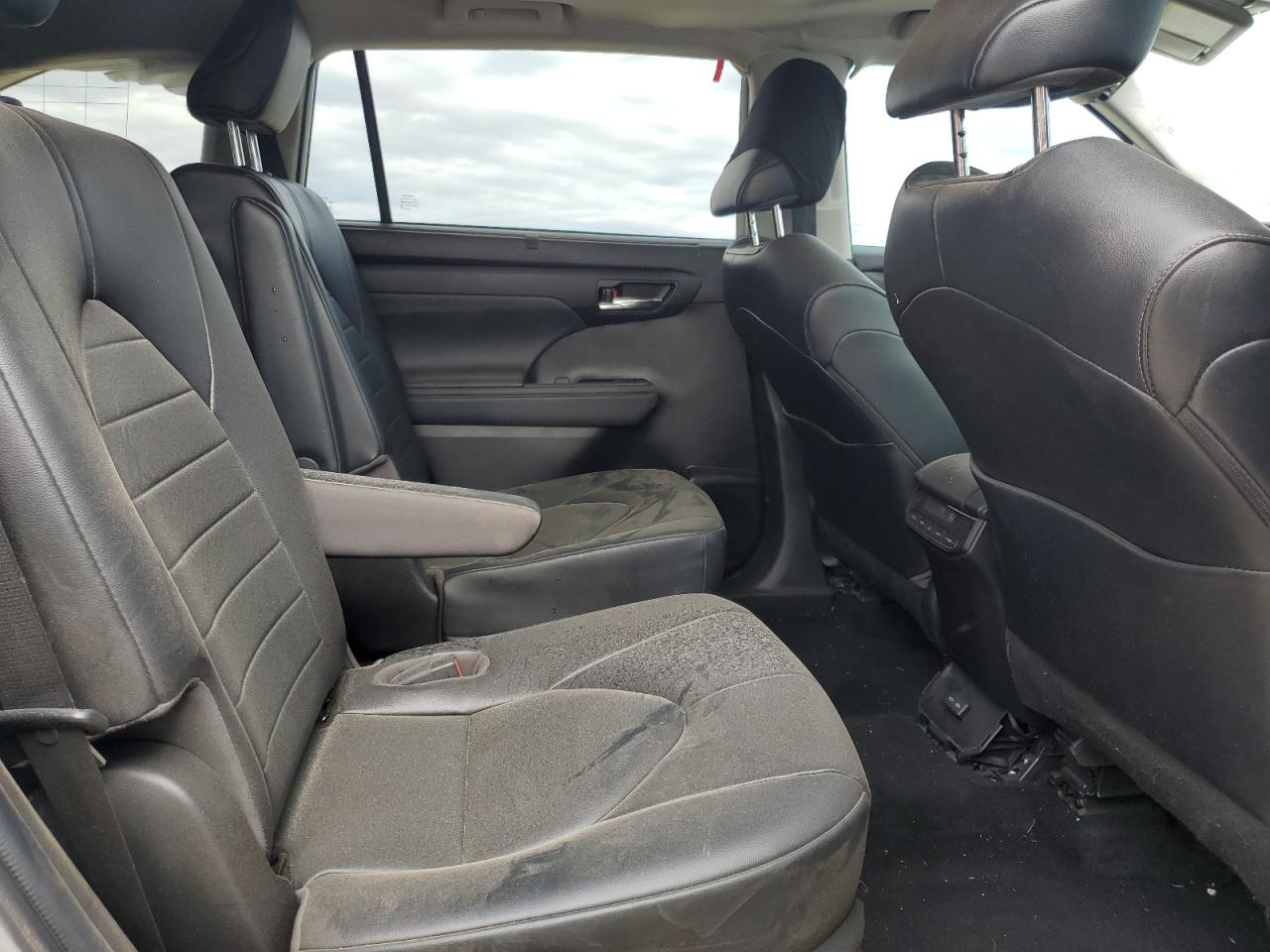 2022 TOYOTA HIGHLANDER XLE VIN:5TDGZRAH8NS138046