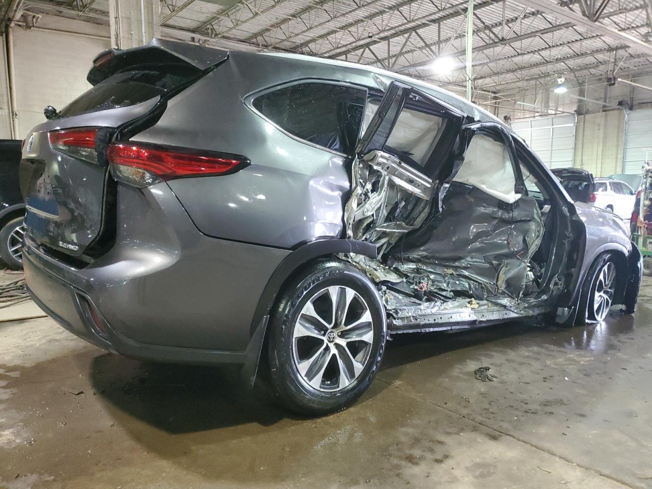 2022 TOYOTA HIGHLANDER XLE VIN:5TDGZRBHXNS222559