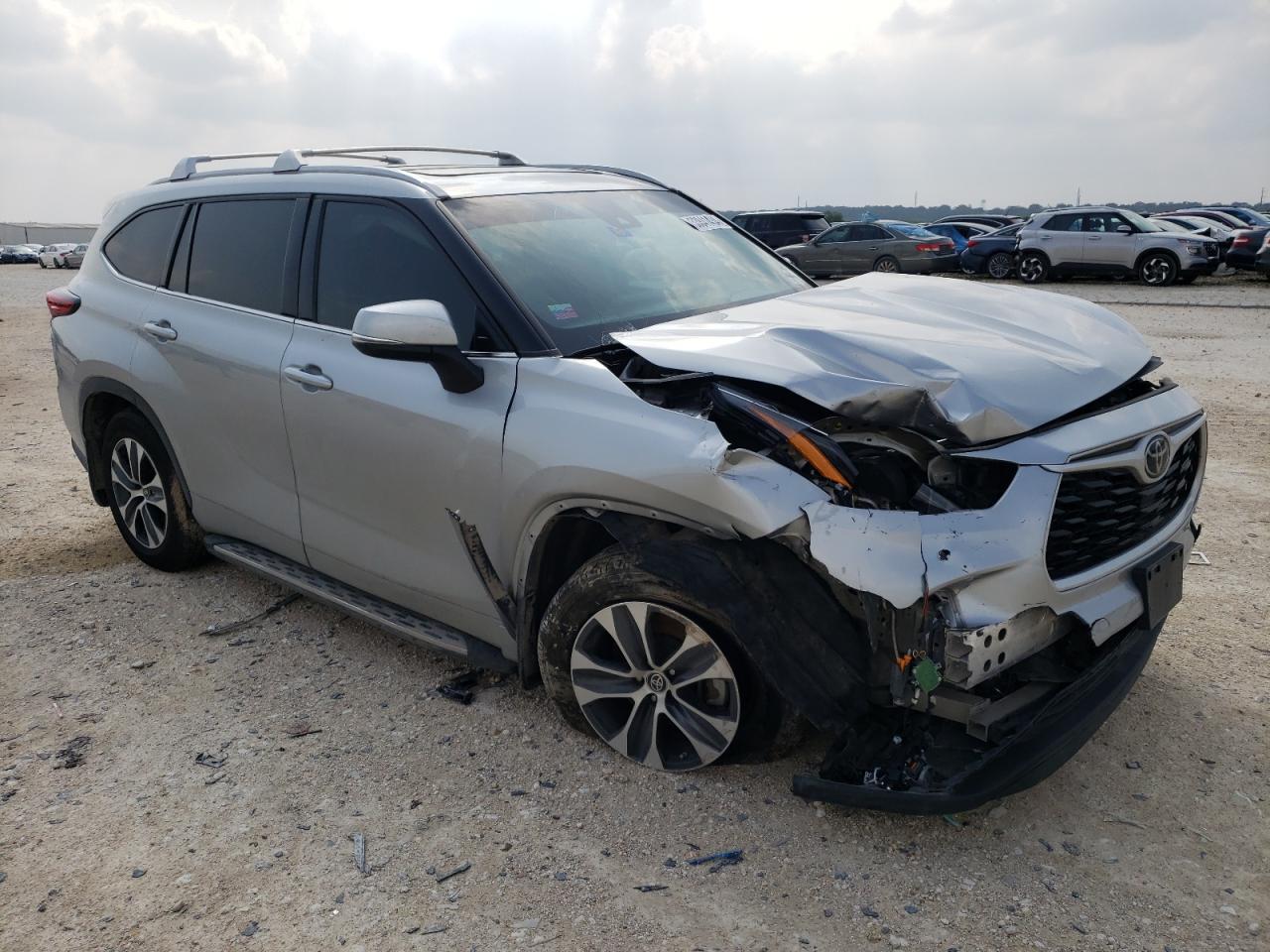 2022 TOYOTA HIGHLANDER XLE VIN:5TDGZRBH7NS227069