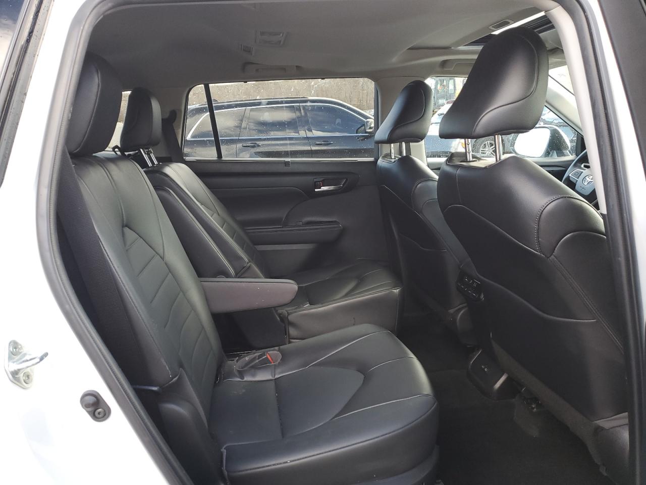 2022 TOYOTA HIGHLANDER XLE VIN:5TDGZRAH8NS553562