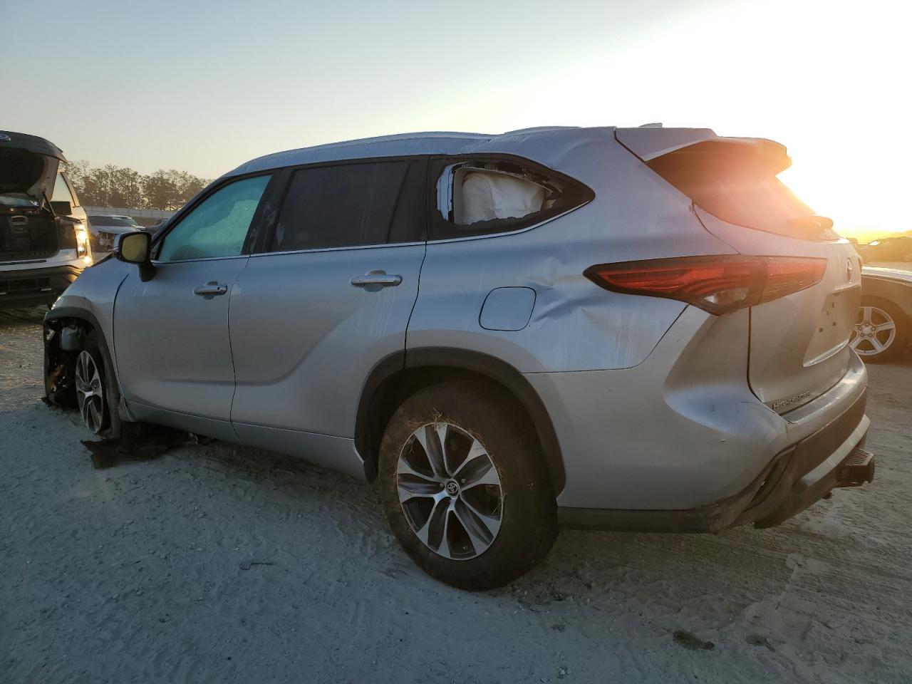 2022 TOYOTA HIGHLANDER XLE VIN:5TDGZRAH2NS550768