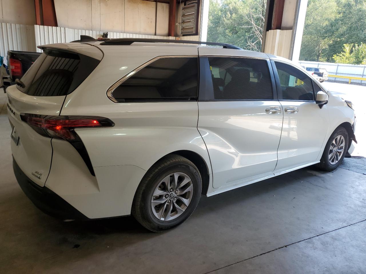 2022 TOYOTA SIENNA XLE VIN:5TDYRKEC3NS110049