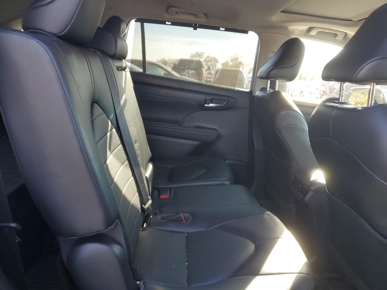 2022 TOYOTA HIGHLANDER XLE VIN:5TDHZRBH6NS581833